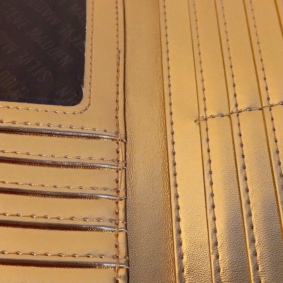 Steve Madden Large Logo Bar Trifold Wallet - Picture 4 of 6